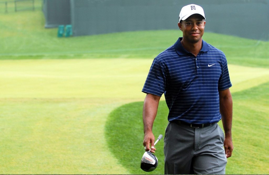 Una fotografía de Tiger Woods, golfista profesional ampliamente considerado como uno de los mejores golfistas de todos los tiempos